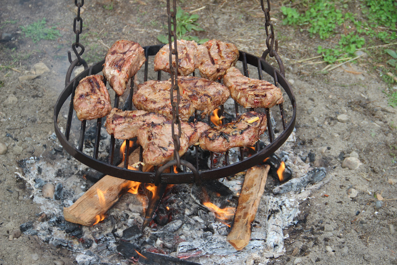 COUNTRY-STYLE PORK RIBS WOOD-FIRED ON A SCHWENKER